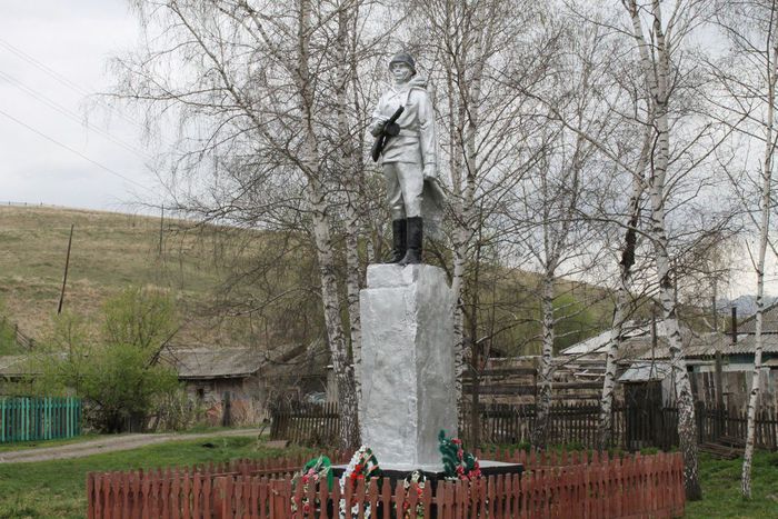 Памятник воинам, погибшим в годы Великой отечественной войны (1941-194 гг.) с. Искра. Автор Н. И. Карышев. Бетон. 1968 год.